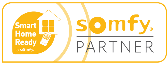 Mit „Smart Home Ready by Somfy” haben Sie Entscheidungssicherheit. Das Label kennzeichnet alle Produkte und Lösungen, die „vorbereitet“ sind, um sorgenfrei mit dem Smart-Home-System TaHoma von Somfy vernetzt zu werden. Wir verwenden das Label für alle funkmotorisierten Sicht- und Sonnenschutzelemente unserer Smart-Home-Ready-Partner sowie für ergänzende Funkkomponenten von Somfy und Partnerfirmen. Der Endkunde kann sich so sicher sein, dass er mit diesen Produkten stets eine kompatible, modulare und zukunftssichere Gesamtlösung erhält.